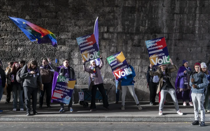 Volters with flags and cardboard banners in a tunnel